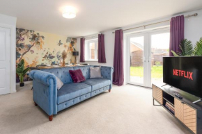 Amazing 4 Bedroom house, Sleeps 7, Driveway, Close to Hospital